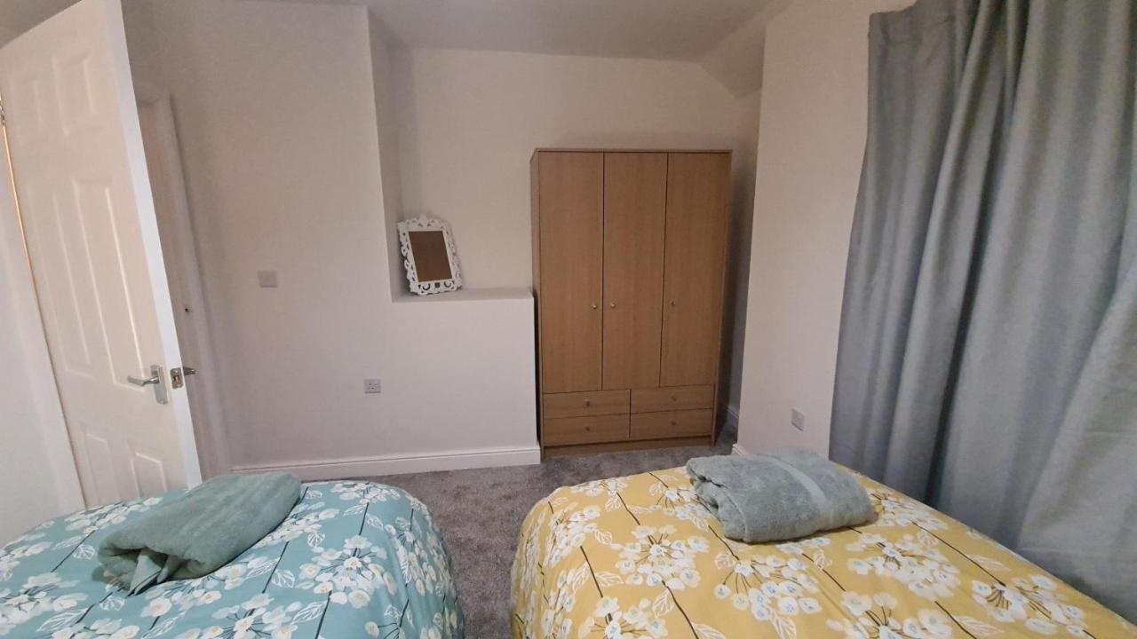 Spacious 3 Bedroom House, 6 Beds In Spondon, Derby With Parking Exterior foto